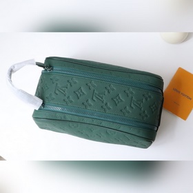 M24442 Темно-зеленый Эта косметичка Dopp Kit изготовлен из кожи 