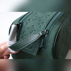 M24442 Темно-зеленый Эта косметичка Dopp Kit изготовлен из кожи 