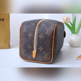 Косметичка M11623 Locker Dopp Kit Туалетная сумка из ткани Monog
