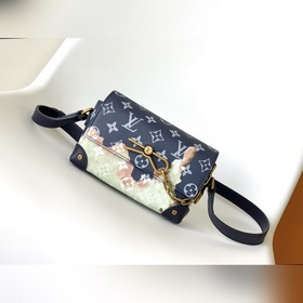 M82900 Топ-модель. Эта сумка Steamer Wearable Wallet с привлекате