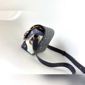 M82900 Топ-модель. Эта сумка Steamer Wearable Wallet с привлекате