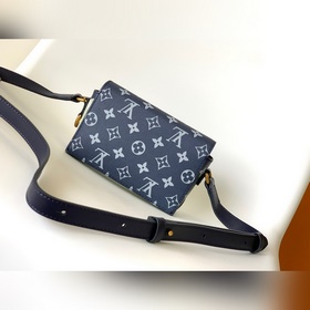 M82900 Топ-модель. Эта сумка Steamer Wearable Wallet с привлекате