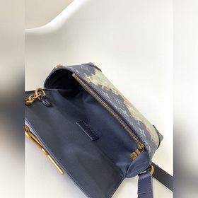 M82900 Топ-модель. Эта сумка Steamer Wearable Wallet с привлекате