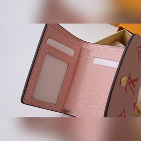 Кошелек Victorine M80688 Изготовлен из телячьей кожи Mahina. Нес