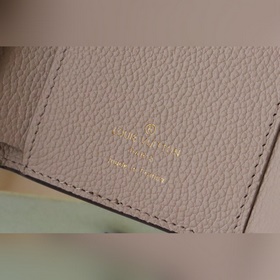 Кошелек Victorine M80688 Изготовлен из телячьей кожи Mahina. Нес