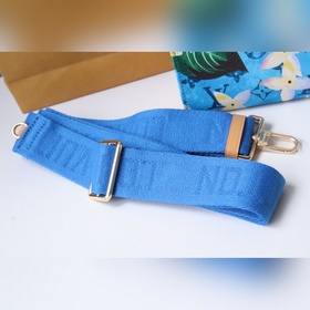 Этот кошелек Gaston M83466320 изготовлен из ткани Monogram Surfin