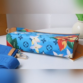 Этот кошелек Gaston M83466320 изготовлен из ткани Monogram Surfin