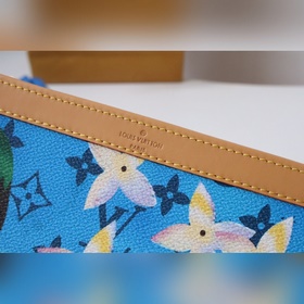 Этот кошелек Gaston M83466320 изготовлен из ткани Monogram Surfin