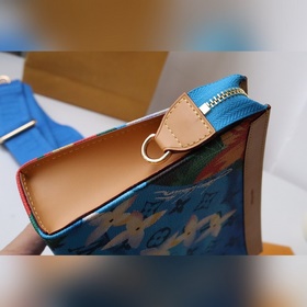 Этот кошелек Gaston M83466320 изготовлен из ткани Monogram Surfin