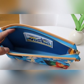 Этот кошелек Gaston M83466320 изготовлен из ткани Monogram Surfin