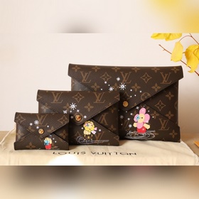 Эта сумка Kirigami Pochette из кожи с подкладкой из ткани с покры