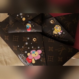 Эта сумка Kirigami Pochette из кожи с подкладкой из ткани с покры