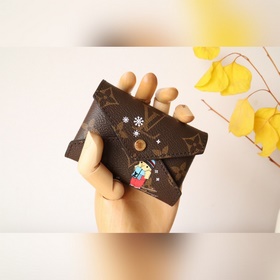 Эта сумка Kirigami Pochette из кожи с подкладкой из ткани с покры