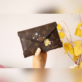 Эта сумка Kirigami Pochette из кожи с подкладкой из ткани с покры