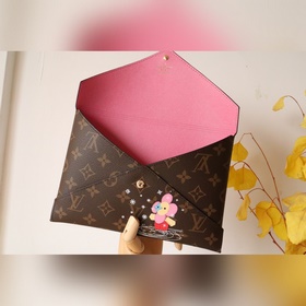 Эта сумка Kirigami Pochette из кожи с подкладкой из ткани с покры