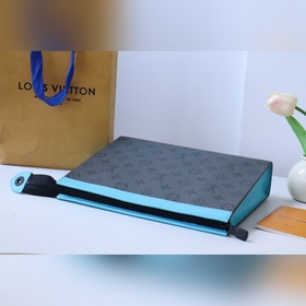 M11466  Средняя сумка Pochette Voyage из ткани Monogram Eclipse
