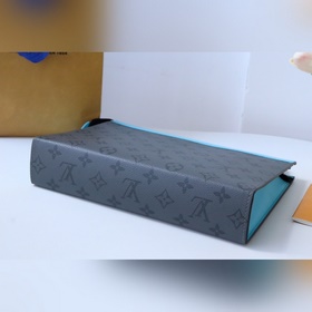 M11466  Средняя сумка Pochette Voyage из ткани Monogram Eclipse 
