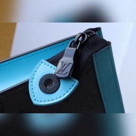 M11466  Средняя сумка Pochette Voyage из ткани Monogram Eclipse 
