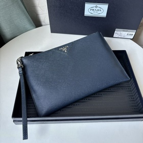 Новейшая модель мужской сумки PRADA, представлена официальном сай