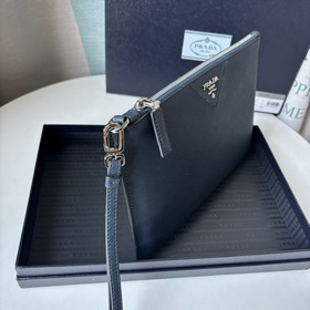 Новейшая модель мужской сумки PRADA, представлена официальном сай
