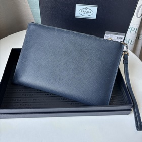 Новейшая модель мужской сумки PRADA, представлена официальном сай