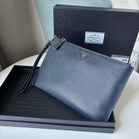 Новейшая модель мужской сумки PRADA, представлена официальном сай