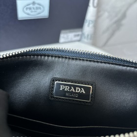 Новейшая модель мужской сумки PRADA, представлена официальном сай