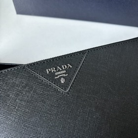 Новейшая модель мужской сумки PRADA, представлена официальном сай