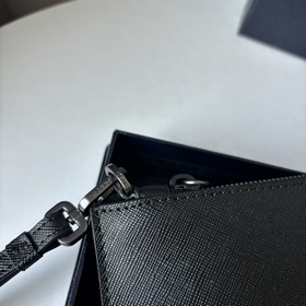 Новейшая модель мужской сумки PRADA, представлена официальном сай