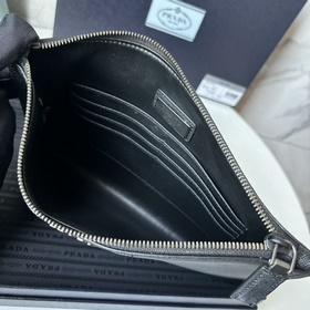 Новейшая модель мужской сумки PRADA, представлена официальном сай