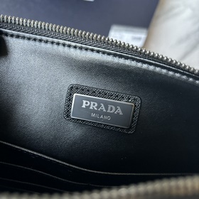 Новейшая модель мужской сумки PRADA, представлена официальном сай