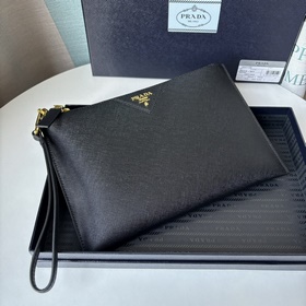 Новейшая модель мужской сумки PRADA, представлена официальном сай