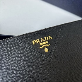 Новейшая модель мужской сумки PRADA, представлена официальном сай