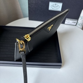 Новейшая модель мужской сумки PRADA, представлена официальном сай