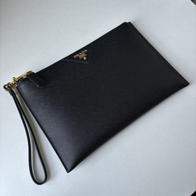 Новейшая модель мужской сумки PRADA, представлена официальном сай