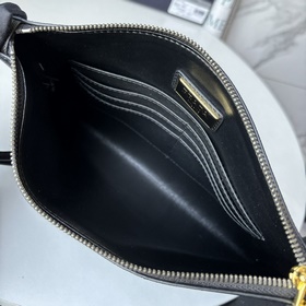 Новейшая модель мужской сумки PRADA, представлена официальном сай