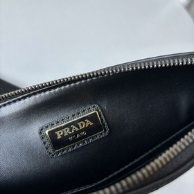Новейшая модель мужской сумки PRADA, представлена официальном сай