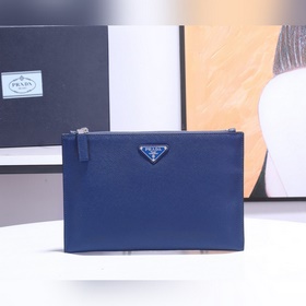 Новейшая модель мужской сумки PRADA, представлена официальном сай