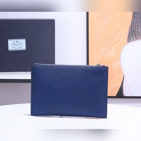 Новейшая модель мужской сумки PRADA, представлена официальном сай