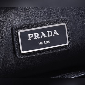 Новейшая модель мужской сумки PRADA, представлена официальном сай