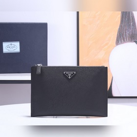 Новейшая модель мужской сумки PRADA, представлена официальном сай