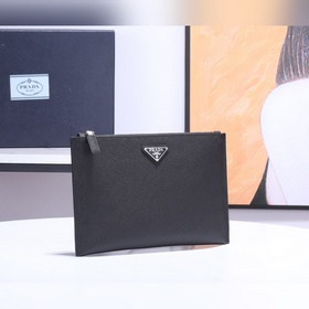 Новейшая модель мужской сумки PRADA, представлена официальном сай