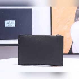 Новейшая модель мужской сумки PRADA, представлена официальном сай