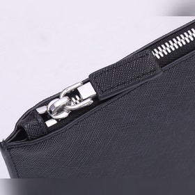Новейшая модель мужской сумки PRADA, представлена официальном сай