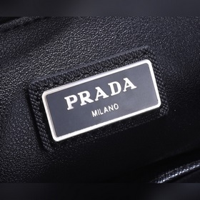 Новейшая модель мужской сумки PRADA, представлена официальном сай