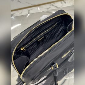 Сумка с двумя ручками Изготовлена изысканной и элегантной кожи. И