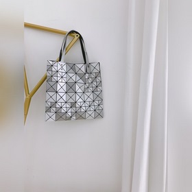 Ограниченная серия Issey Miyake BaoBao с клетчатым узором. Размеры： 30 x 30 x 10