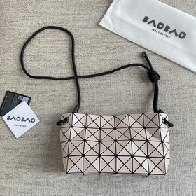 Цвет молочного чая. Новая модель сумки-тофу от Issey Miyake. Заказ на экспорт че