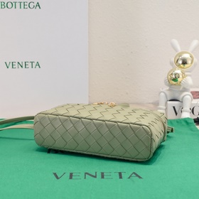 Летний хит 2025 года — сумка с косой застежкой-молнией. Эта сумка
