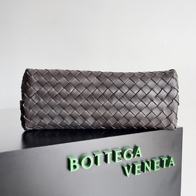 Новая модель Andiamo Bottega Veneta 2025. Новая модель плетеной с